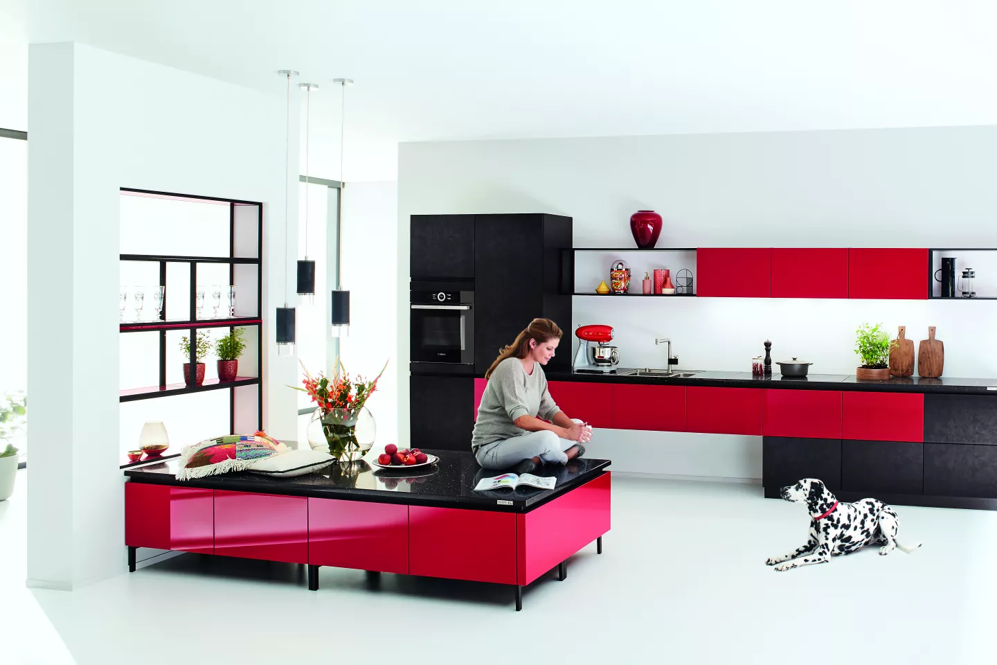 Küchenidee: Moderne Küche mit gezielten Farbakzenten und individueller Gestaltung, ausgestellt im Kontor Penzlin.