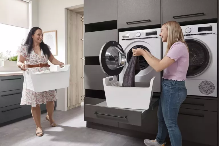 Funktionaler Hauswirtschaftsraum (HWR) mit maßgefertigten Schränken und optimalen Stauraumlösungen, Möbel vom Kontor Penzlin.