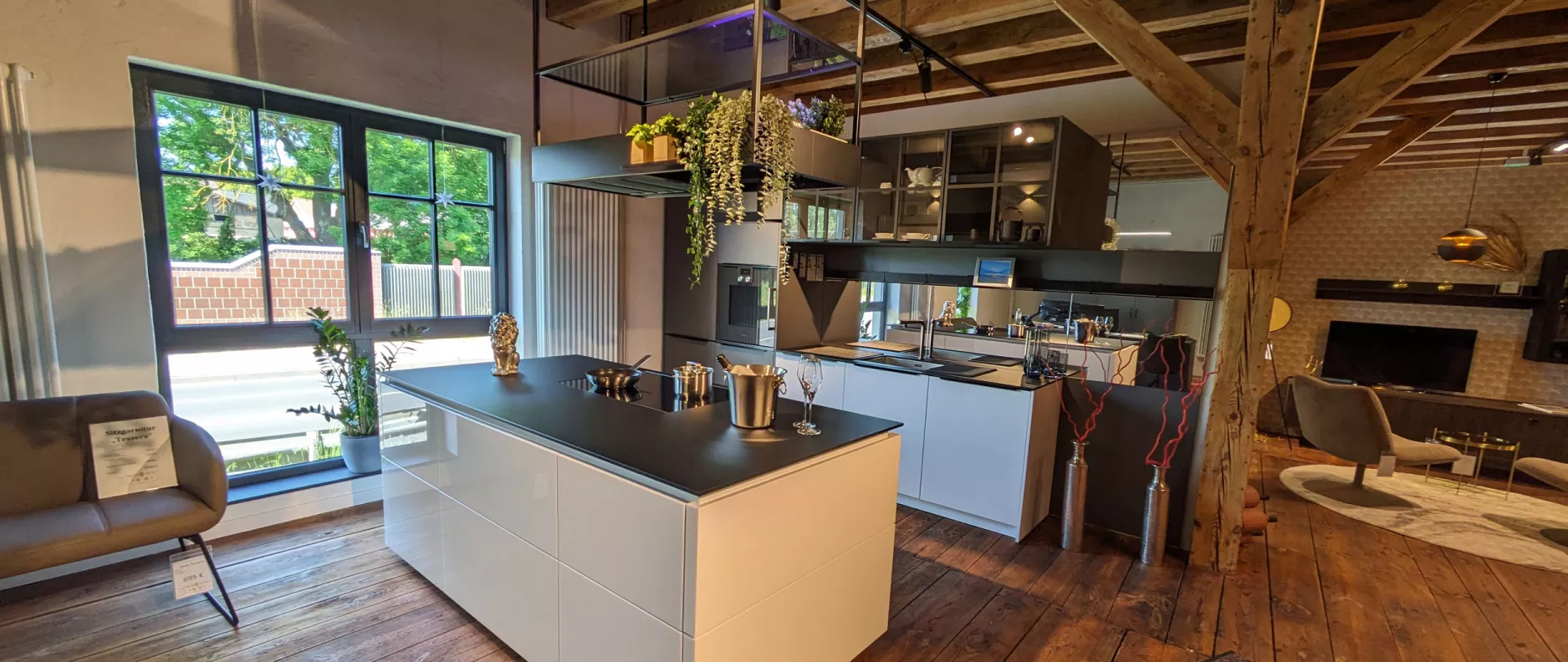 Headerbild der Küchen Kontor Penzlin GmbH – moderne Küchenausstellung im historischen Kontor.