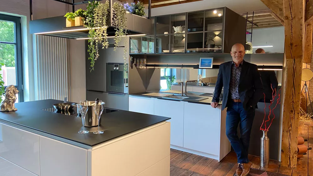 Ingo Olszowa, Geschäftsführer des Küchen Kontor Penzlin, vor einer modernen Designküche.