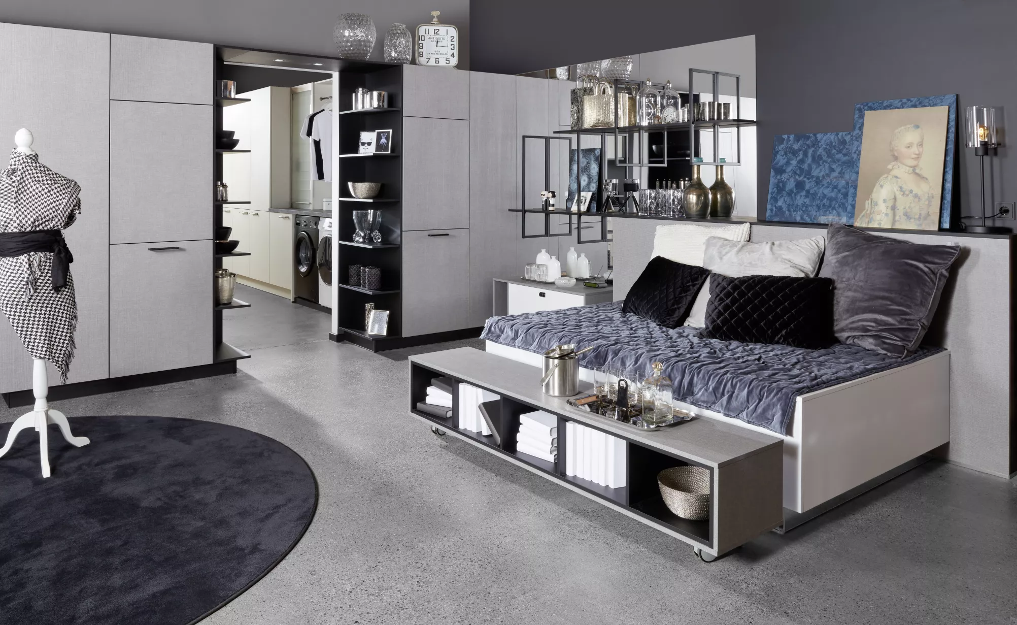 Schlafzimmer im modernen, ruhigen Design mit großem Kleiderschrank und komfortablem Bett, Möbel vom Kontor Penzlin.
