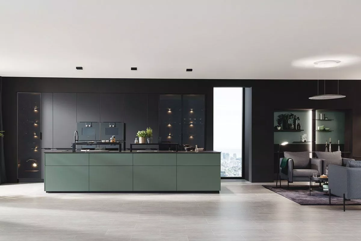 Inspiration für Küchenideen: Grüne Designküche mit Kochinsel und modernen Geräten im Küchen Kontor Penzlin.