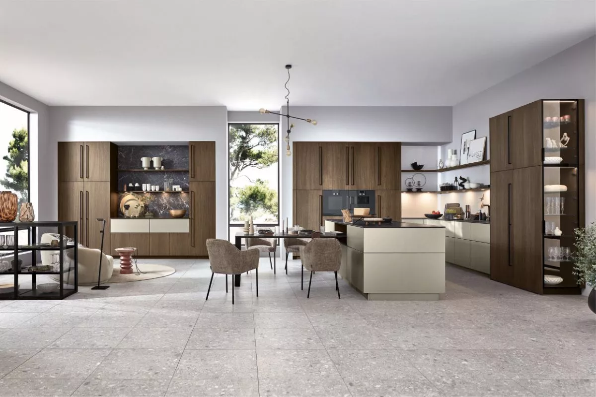 Experten Küchenplanung am Computer: Berater bespricht 3D-Visualisierung mit Kunde im Kontor Penzlin.